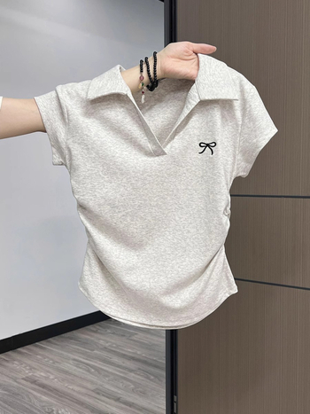 Pamukasto T-shirt s polo ovratnikom, kratkim rukavima, uskim krojem, kratka duljina