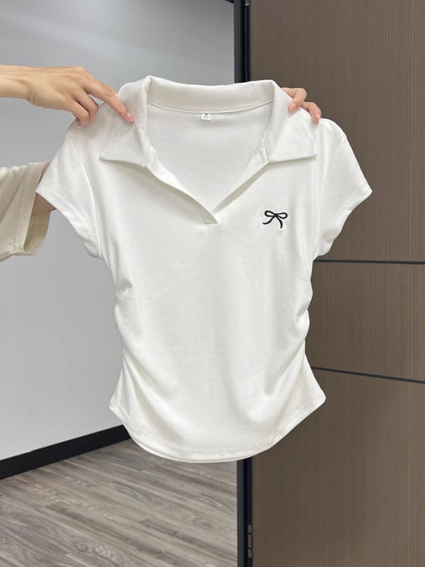 Pamukasto T-shirt s polo ovratnikom, kratkim rukavima, uskim krojem, kratka duljina