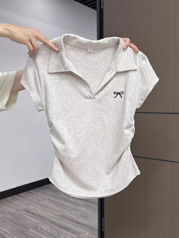 Pamukasto T-shirt s polo ovratnikom, kratkim rukavima, uskim krojem, kratka duljina