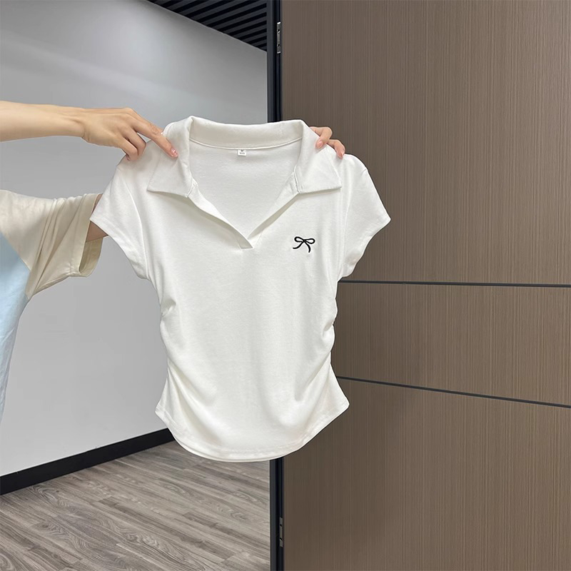 Pamukasto T-shirt s polo ovratnikom, kratkim rukavima, uskim krojem, kratka duljina