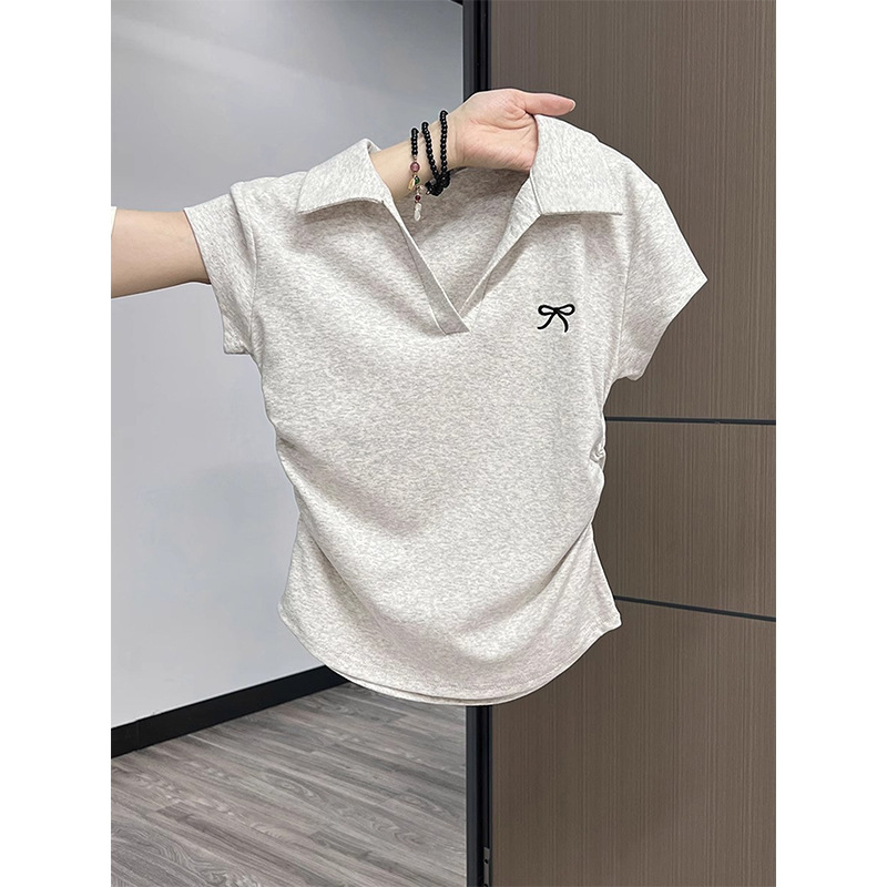 Pamukasto T-shirt s polo ovratnikom, kratkim rukavima, uskim krojem, kratka duljina