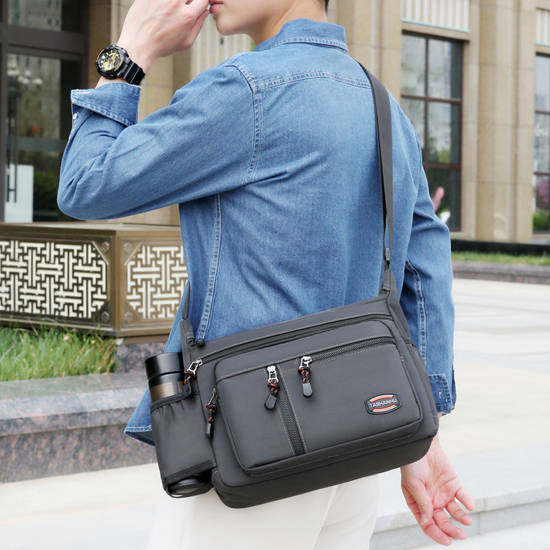 Muška torba preko ramena (crossbody) - Oxford tkanina, podstava od poliestera, jednobojni dizajn, prozračna, otporna na habanje, proširiva