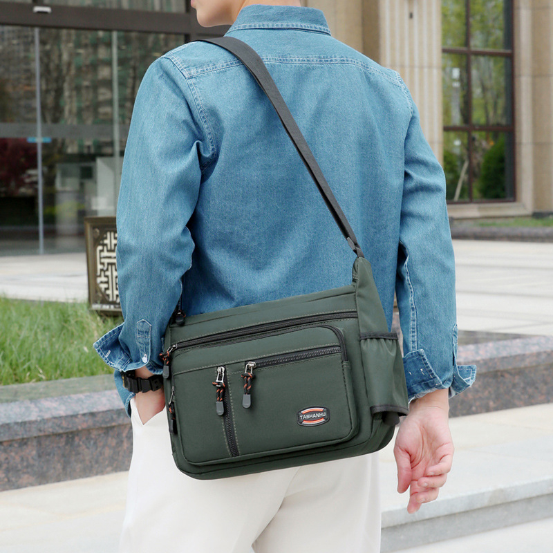 Muška torba preko ramena (crossbody) - Oxford tkanina, podstava od poliestera, jednobojni dizajn, prozračna, otporna na habanje, proširiva