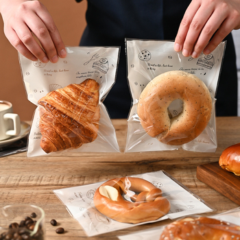 Pungă de ambalat pâine, transparentă, auto-adezivă, de unică folosință; tip de închidere: sigilare; aproximativ 100 bucăți pe pachet; origine: Zhejiang, China; material: OPP
