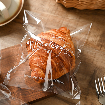 Pungă de ambalat pâine, transparentă, auto-adezivă, de unică folosință; tip de închidere: sigilare; aproximativ 100 bucăți pe pachet; origine: Zhejiang, China; material: OPP