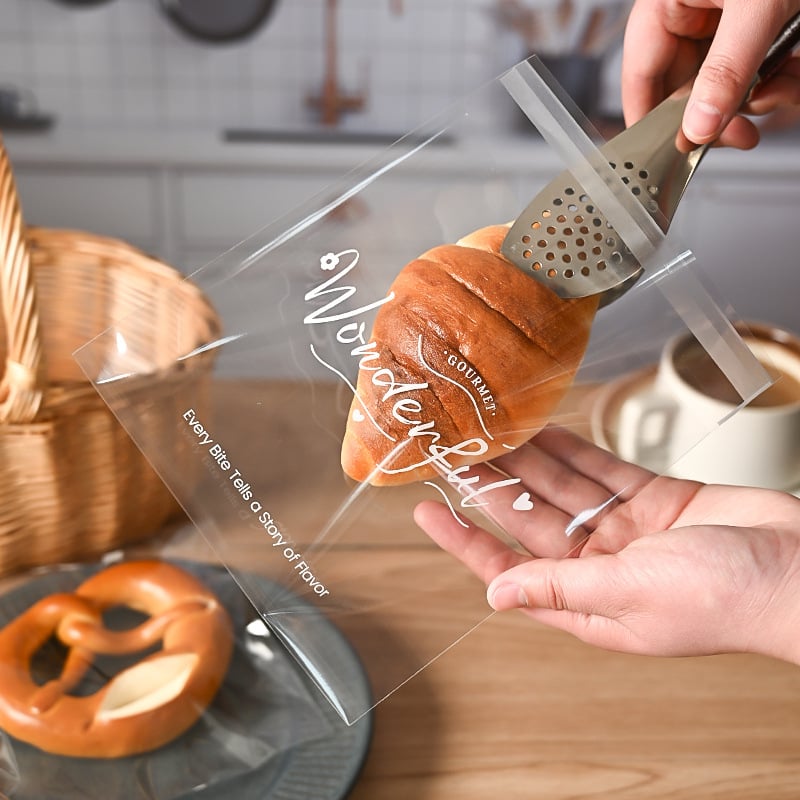 Pungă de ambalat pâine, transparentă, auto-adezivă, de unică folosință; tip de închidere: sigilare; aproximativ 100 bucăți pe pachet; origine: Zhejiang, China; material: OPP