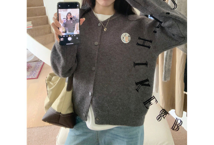 Medve motívum hímzett kardigán pulóver, kerek nyakú, vastag kötött, hosszú ujjú, 70–80% spandex, <30% poliészter