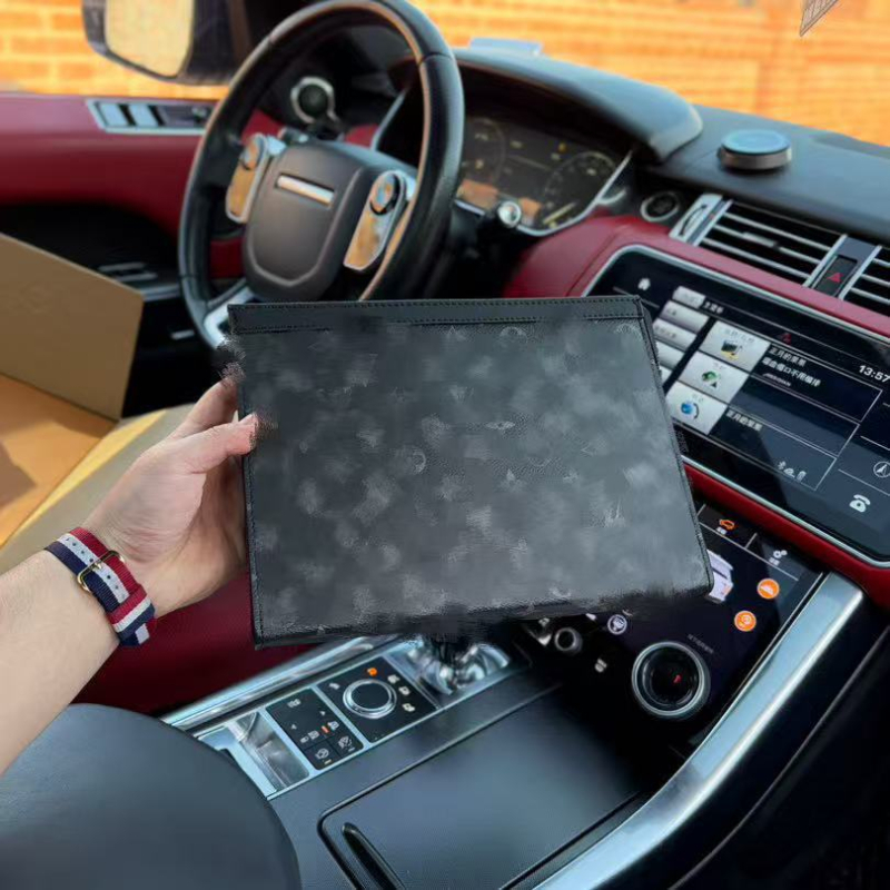 Geantă clutch din piele pentru bărbați, model în carouri - Street fashion, Piele naturală de vițel, căptușeală poliester, Mini Dragon