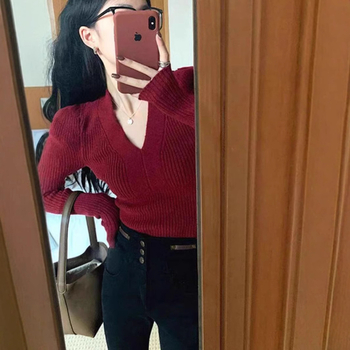 Pleten džemper s puff rukavima i V-izrezom, uski kroj, kratka duljina