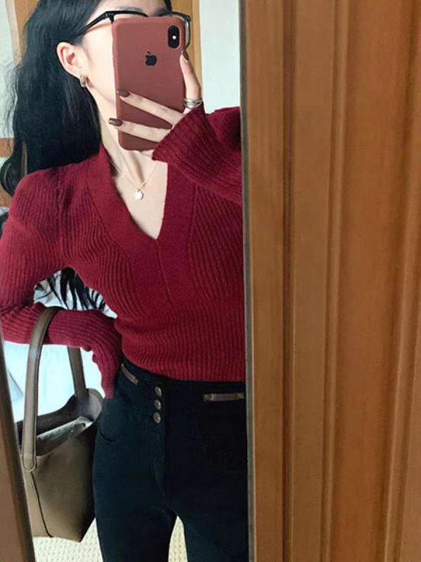 Pleten džemper s puff rukavima i V-izrezom, uski kroj, kratka duljina