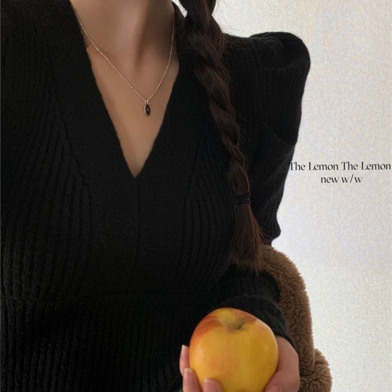 Pleten džemper s puff rukavima i V-izrezom, uski kroj, kratka duljina