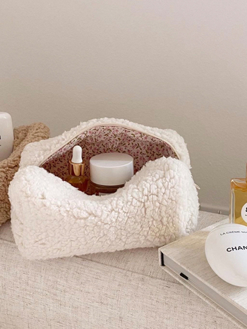 Smink- és higiéniai táska – friss, édes stílus, báránybőr anyagból, bélés: báránybőr, női modell