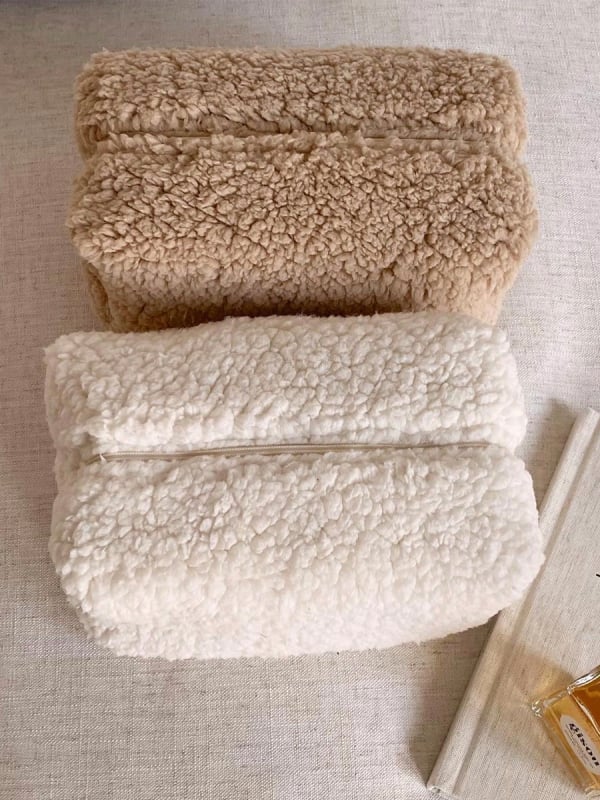 Smink- és higiéniai táska – friss, édes stílus, báránybőr anyagból, bélés: báránybőr, női modell