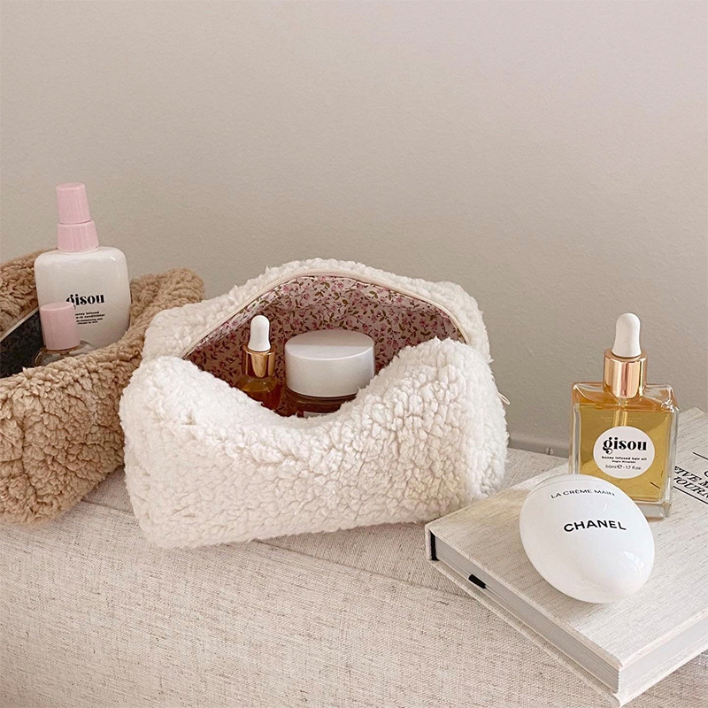 Smink- és higiéniai táska – friss, édes stílus, báránybőr anyagból, bélés: báránybőr, női modell