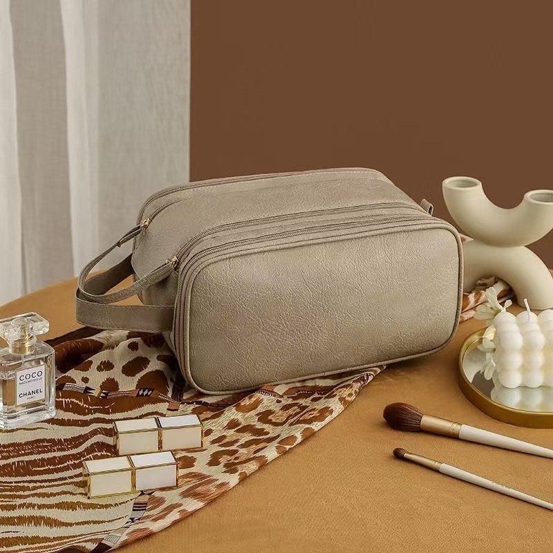 Sminktáska utazáshoz, tágas és hordozható, PU anyagú, betűs minta, vízálló poliészter bélés