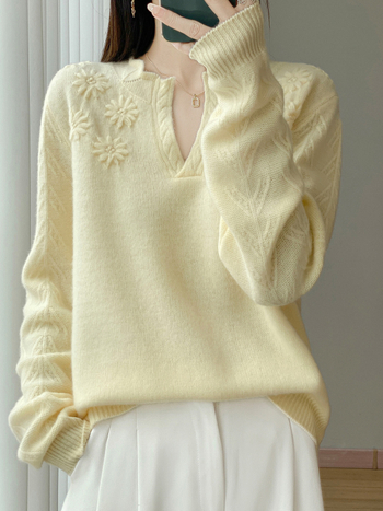 95% feletti gyapjúból készült vastag kötésű pulóver, kábelkötésű minta, V-nyakú félnyitott kivágás, virágos hímzés, hosszú ujjú