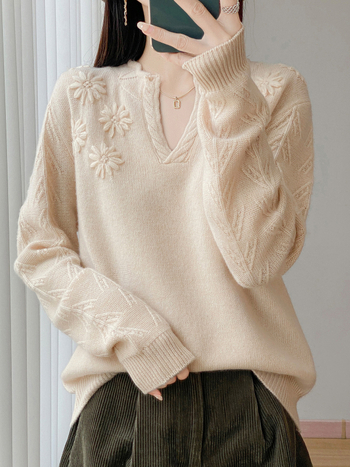 95% feletti gyapjúból készült vastag kötésű pulóver, kábelkötésű minta, V-nyakú félnyitott kivágás, virágos hímzés, hosszú ujjú