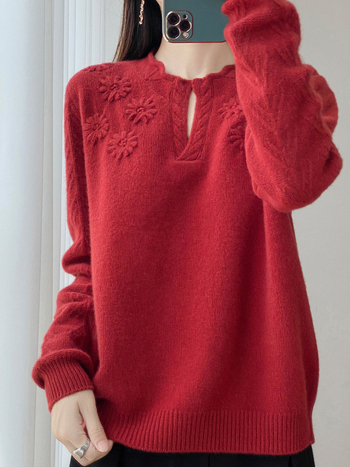 95% feletti gyapjúból készült vastag kötésű pulóver, kábelkötésű minta, V-nyakú félnyitott kivágás, virágos hímzés, hosszú ujjú
