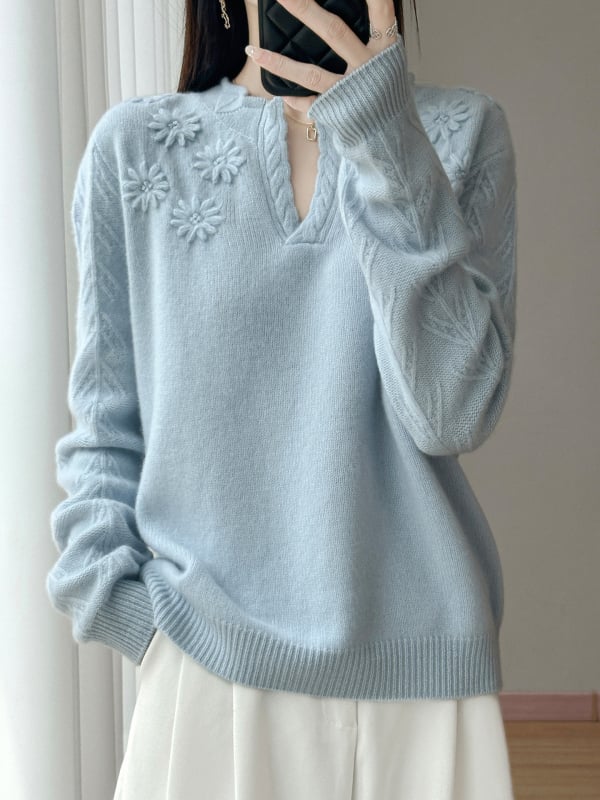 95% feletti gyapjúból készült vastag kötésű pulóver, kábelkötésű minta, V-nyakú félnyitott kivágás, virágos hímzés, hosszú ujjú