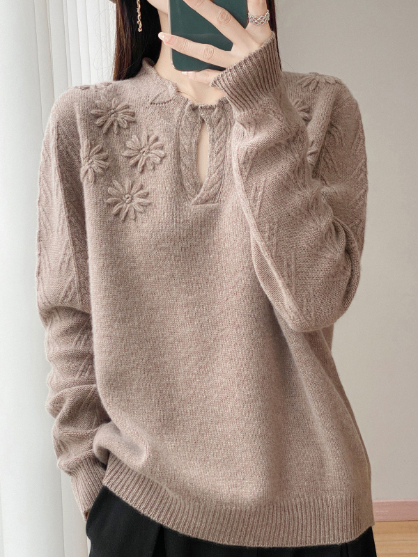 95% feletti gyapjúból készült vastag kötésű pulóver, kábelkötésű minta, V-nyakú félnyitott kivágás, virágos hímzés, hosszú ujjú