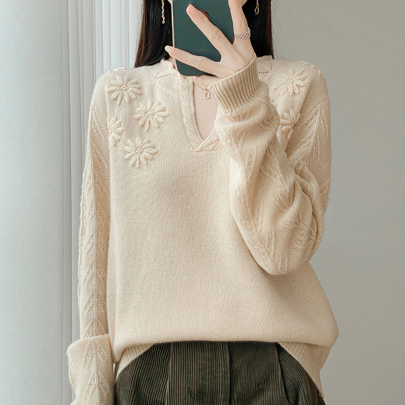 95% feletti gyapjúból készült vastag kötésű pulóver, kábelkötésű minta, V-nyakú félnyitott kivágás, virágos hímzés, hosszú ujjú