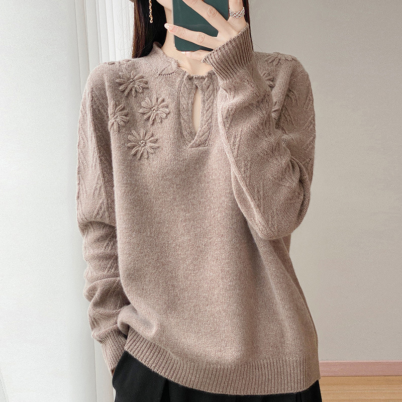 95% feletti gyapjúból készült vastag kötésű pulóver, kábelkötésű minta, V-nyakú félnyitott kivágás, virágos hímzés, hosszú ujjú