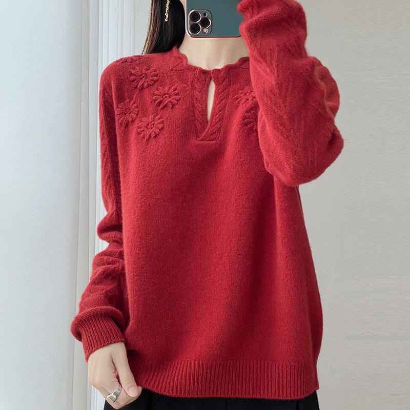 95% feletti gyapjúból készült vastag kötésű pulóver, kábelkötésű minta, V-nyakú félnyitott kivágás, virágos hímzés, hosszú ujjú