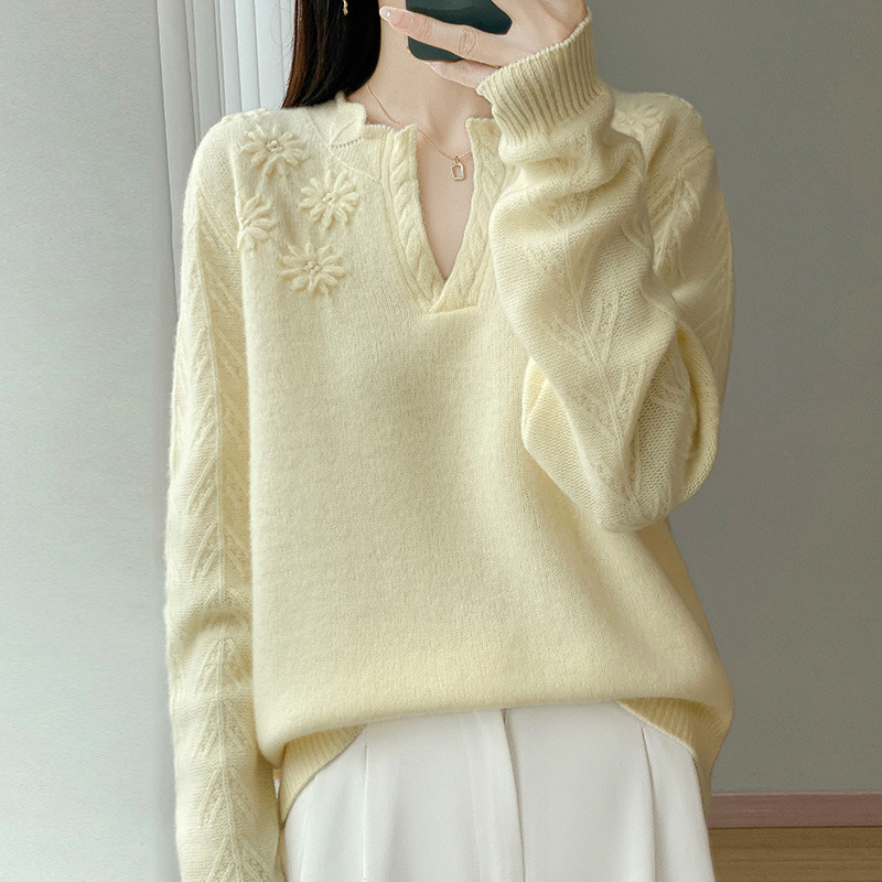 95% feletti gyapjúból készült vastag kötésű pulóver, kábelkötésű minta, V-nyakú félnyitott kivágás, virágos hímzés, hosszú ujjú