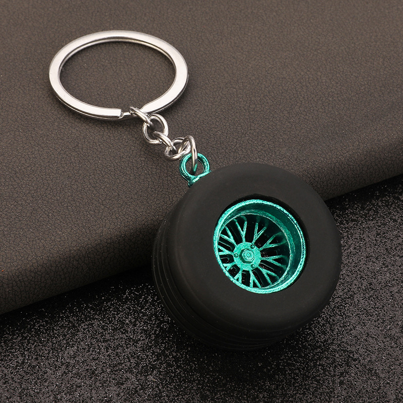 Kljucni lanac – replika automobilske gume i felne, cinkova legura, moderni minimalistički stil, pogodan kao poklon