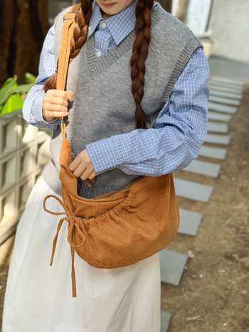 Corduroy crossbody torba dumpling oblika sa zatvaračem, unutarnji džepovi za telefon i dokumente, podstava poliester