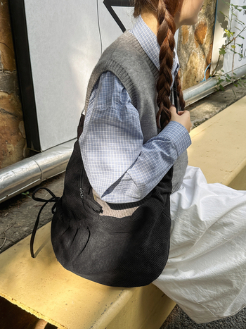 Corduroy crossbody torba dumpling oblika sa zatvaračem, unutarnji džepovi za telefon i dokumente, podstava poliester