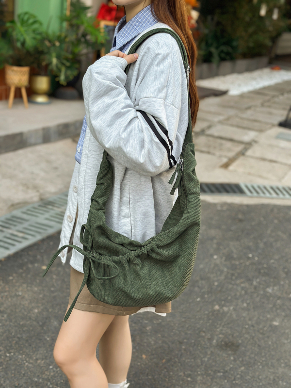 Corduroy crossbody torba dumpling oblika sa zatvaračem, unutarnji džepovi za telefon i dokumente, podstava poliester