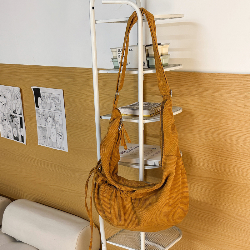 Corduroy crossbody torba dumpling oblika sa zatvaračem, unutarnji džepovi za telefon i dokumente, podstava poliester