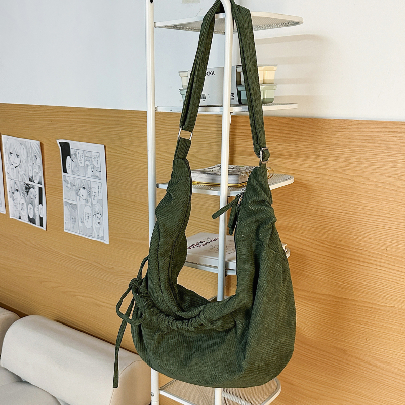 Corduroy crossbody torba dumpling oblika sa zatvaračem, unutarnji džepovi za telefon i dokumente, podstava poliester