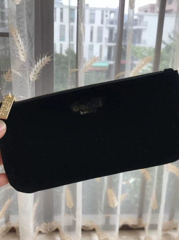 Velúrból készült kozmetikai tároló táska, nagy kapacitású clutch stílus, betűs minta, bélés: poliészter-pamut