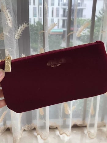 Velúrból készült kozmetikai tároló táska, nagy kapacitású clutch stílus, betűs minta, bélés: poliészter-pamut