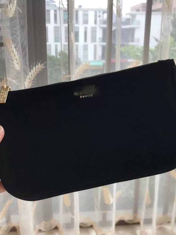 Velúrból készült kozmetikai tároló táska, nagy kapacitású clutch stílus, betűs minta, bélés: poliészter-pamut