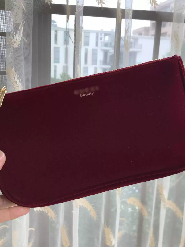 Velúrból készült kozmetikai tároló táska, nagy kapacitású clutch stílus, betűs minta, bélés: poliészter-pamut