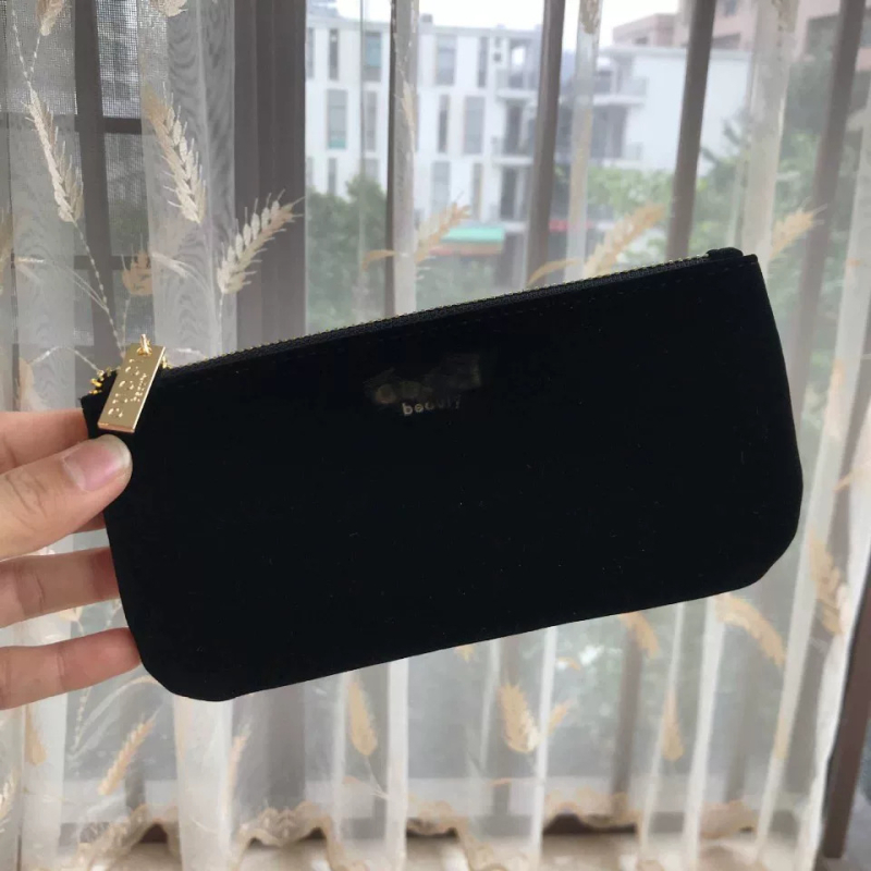 Velúrból készült kozmetikai tároló táska, nagy kapacitású clutch stílus, betűs minta, bélés: poliészter-pamut
