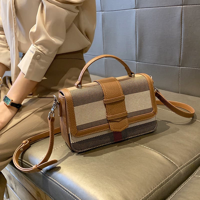 Platnena crossbody torba s poklopcem, mali kvadratni oblik, magnetsko zatvaranje, podstava od prave kože
