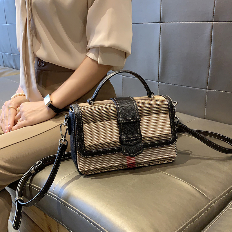 Platnena crossbody torba s poklopcem, mali kvadratni oblik, magnetsko zatvaranje, podstava od prave kože