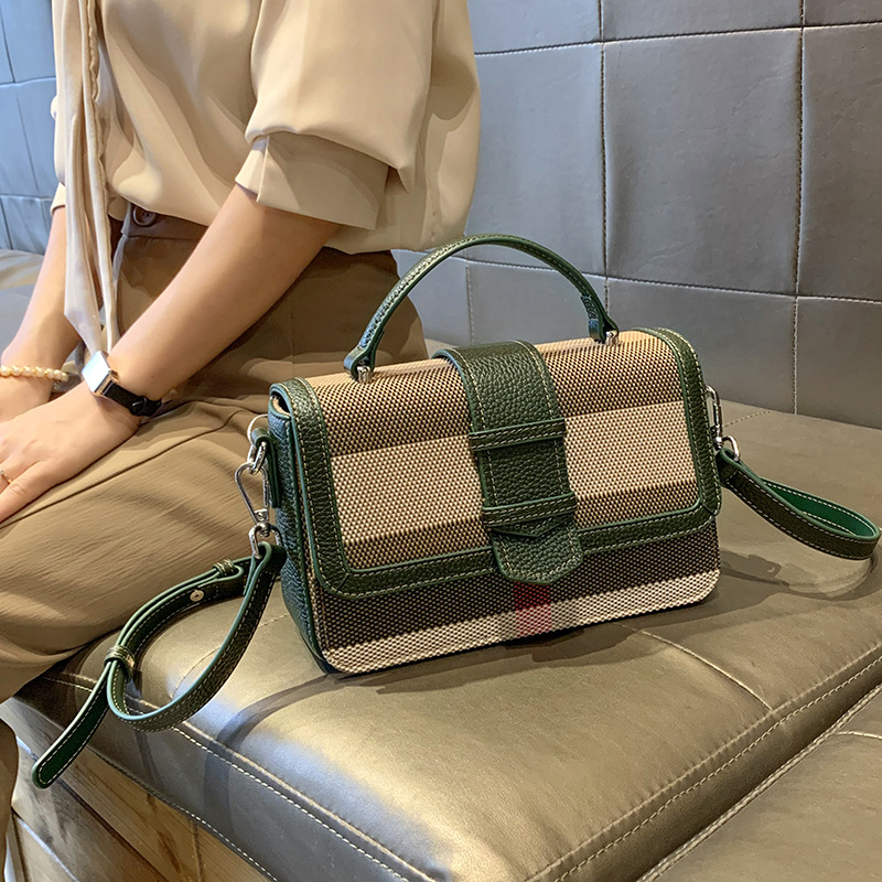 Platnena crossbody torba s poklopcem, mali kvadratni oblik, magnetsko zatvaranje, podstava od prave kože