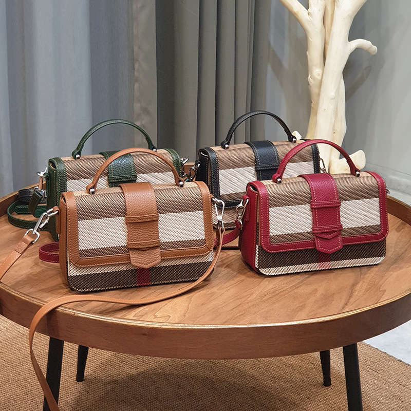Platnena crossbody torba s poklopcem, mali kvadratni oblik, magnetsko zatvaranje, podstava od prave kože