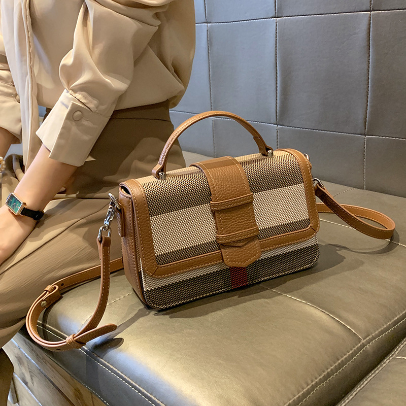 Platnena crossbody torba s poklopcem, mali kvadratni oblik, magnetsko zatvaranje, podstava od prave kože