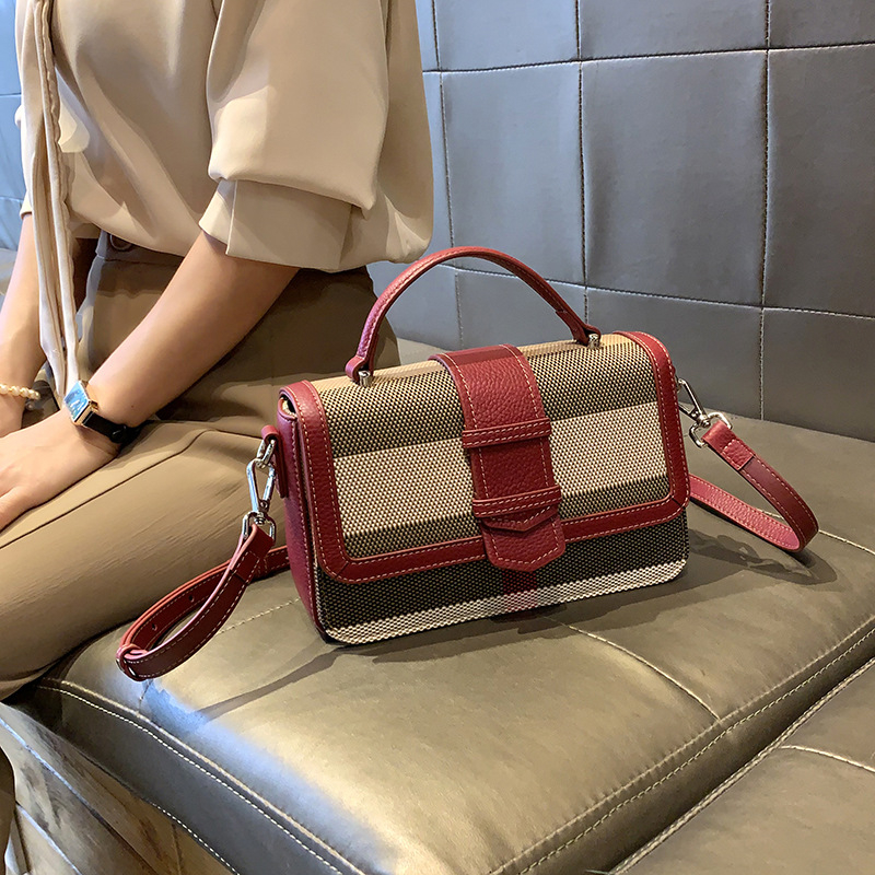 Platnena crossbody torba s poklopcem, mali kvadratni oblik, magnetsko zatvaranje, podstava od prave kože