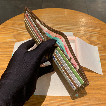 Spring clouds πορτοφόλι δέρματος με μοτίβο lychee, βιφολντ με ενσωματωμένη θήκη καρτών, λεπτός σχεδιασμός, κυκλοφόρησε φθινόπωρο 2025