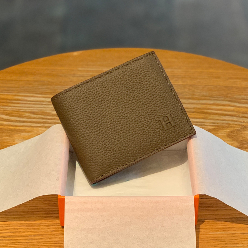 Spring clouds πορτοφόλι δέρματος με μοτίβο lychee, βιφολντ με ενσωματωμένη θήκη καρτών, λεπτός σχεδιασμός, κυκλοφόρησε φθινόπωρο 2025