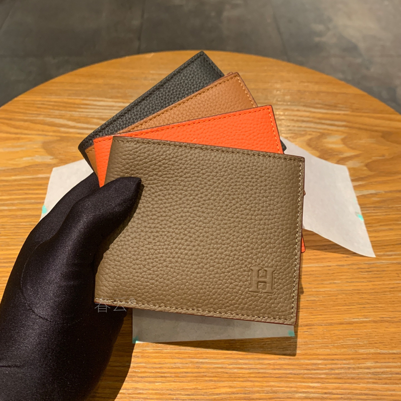 Spring clouds πορτοφόλι δέρματος με μοτίβο lychee, βιφολντ με ενσωματωμένη θήκη καρτών, λεπτός σχεδιασμός, κυκλοφόρησε φθινόπωρο 2025