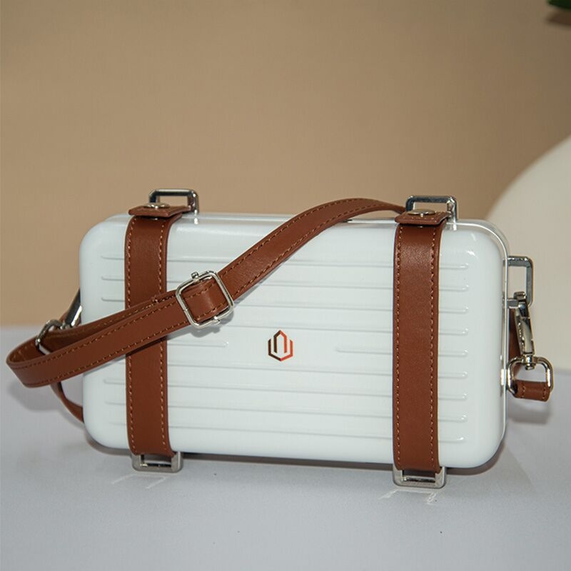 Crossbody táska PC-alumínium kerettel és merev héjjal, ABS/PC felépítés, vízálló, uniszex, mindennapi városi használatra