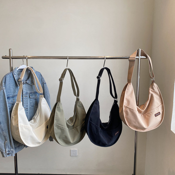 Crossbody torba dumpling – gradska jednostavnost, PU materijal, oblik dumpling, zatvarač, unutarnja pretinica za telefon